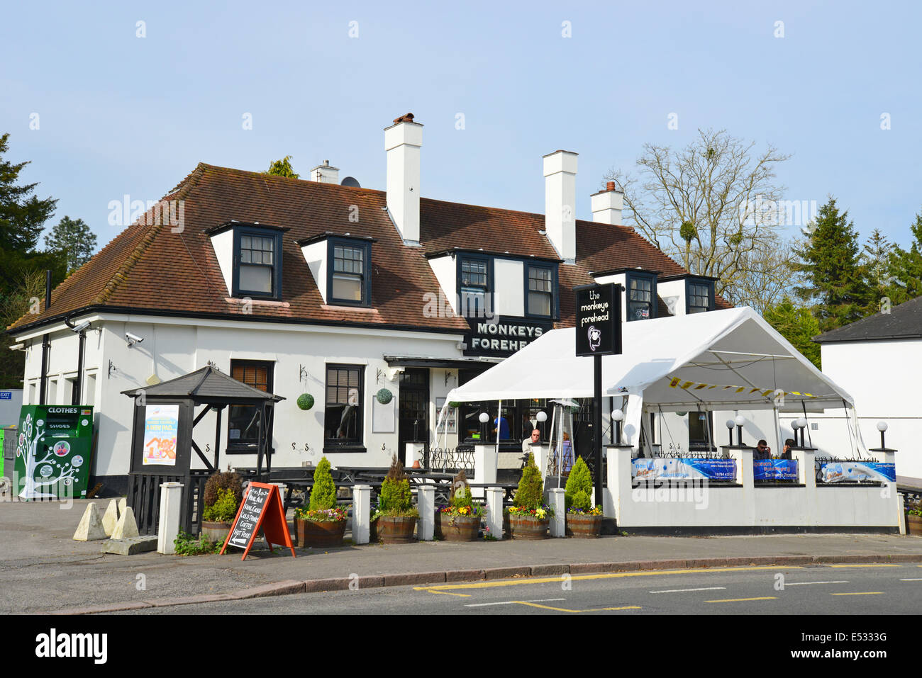Les Singes Front pub, Egham Hill, Egham, Surrey, Angleterre, Royaume-Uni Banque D'Images