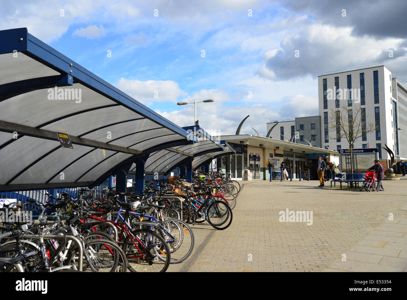 Hangars de vélo à l'extérieur de la gare de Twickenham, Twickenham, arrondissement de Richmond upon Thames, London, England, United Kingdom Banque D'Images