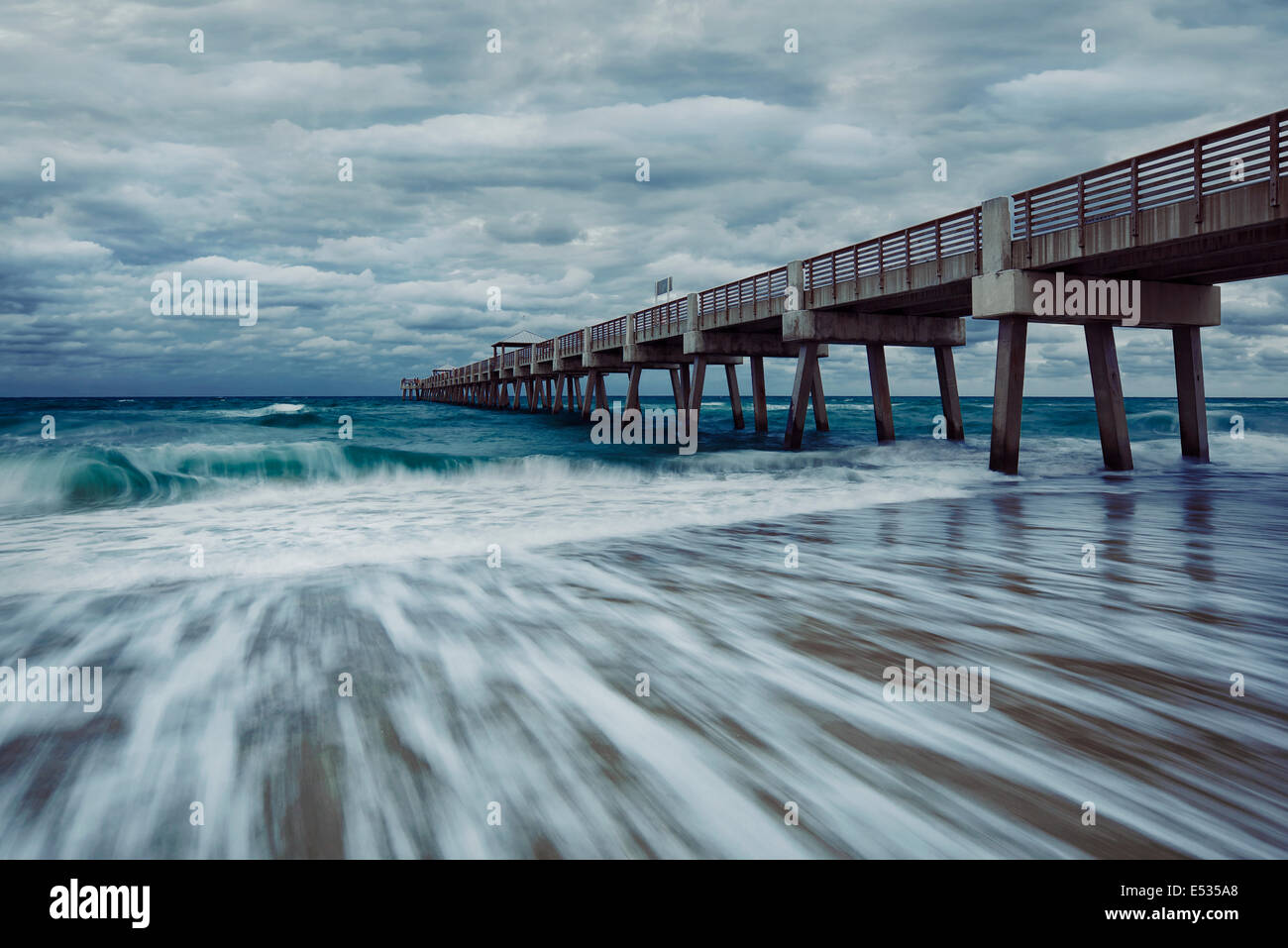 Twilight Juno Beach tide avec ciel dramatique et des eaux bleues à Jupiter, en Floride, États-Unis Banque D'Images