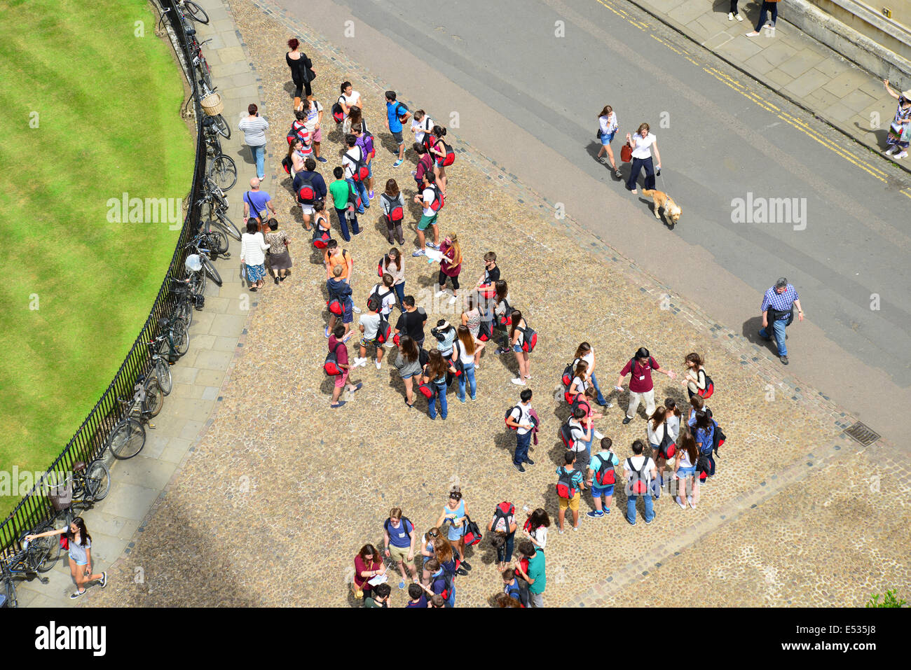Vue aérienne d'étudiants de St.Mary la Vierge, Radcliffe Square, Oxford, Oxfordshire, Angleterre, Royaume-Uni Banque D'Images