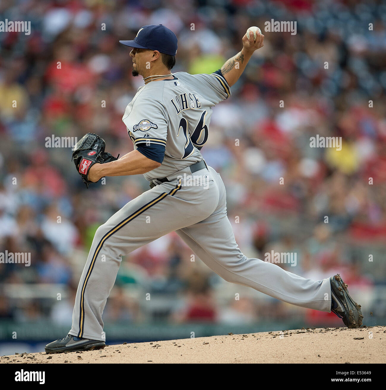 Le lanceur partant des Milwaukee Brewers Kyle Lohse (26) offre un emplacement contre les Nationals de Washington au cours de la première manche de Banque D'Images