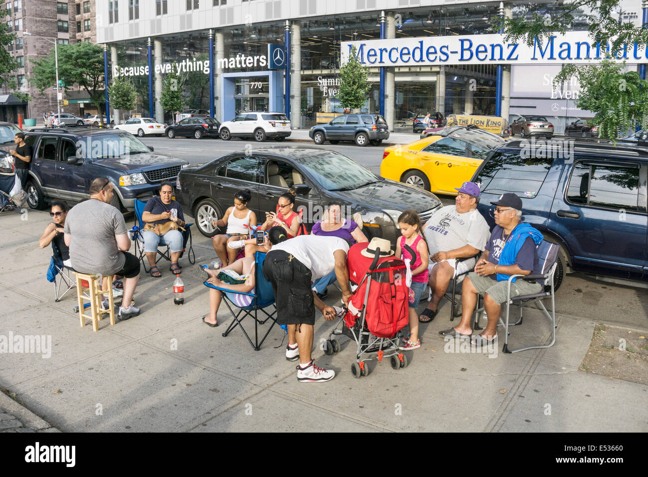 Les membres de la famille de baseball pique-nique sur 11e Avenue à l'extérieur de DeWitt Clinton park célébrer le 10eme anniversaire de la ligue de softball Banque D'Images