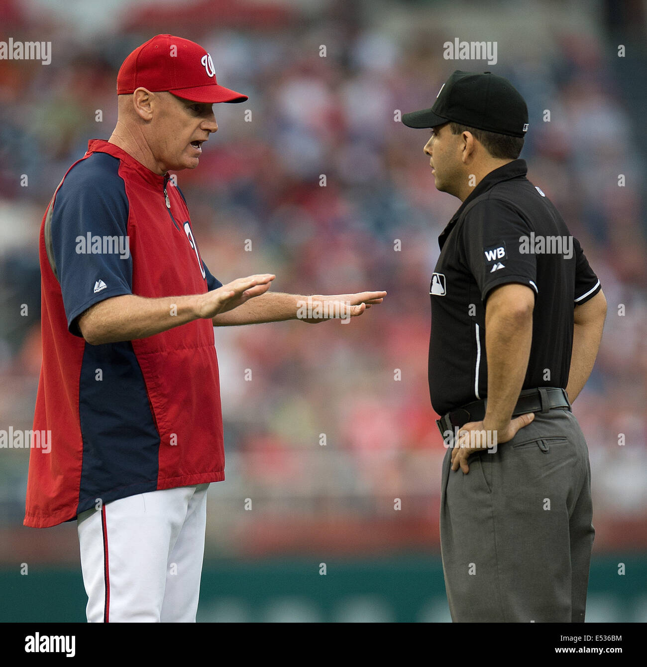 Washington, DC, USA. 18 juillet, 2014. Nationals de Washington manager Matt Williams (9) analyse d'un appel à l'arbitre Angel Campos (84) après qu'il a appelé Washington Nationals champ centre Denard Span (2) sortie pour interférer avec le deuxième but des Milwaukee Brewers Gennett Scooter (2) sur un jeu à la deuxième base au cours de la première manche de leur jeu au Championnat National Park à Washington, D.C, le vendredi 18 juillet 2014. Credit : Harry E. Walker/ZUMA/Alamy Fil Live News Banque D'Images