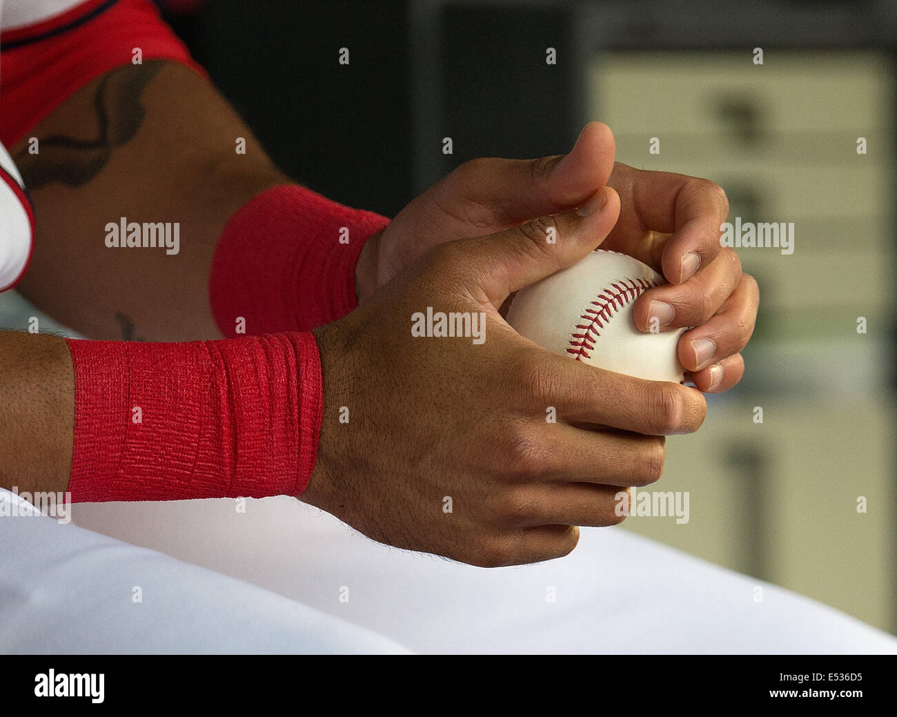 Washington, DC, USA. 18 juillet, 2014. Nationals de Washington shortstop Ian Desmond (20) frotte une balle alors que dans l'abri avant le début de leur match contre les Brewers de Milwaukee au Championnat National Park à Washington, D.C, le vendredi 18 juillet 2014. Credit : Harry E. Walker/ZUMA/Alamy Fil Live News Banque D'Images