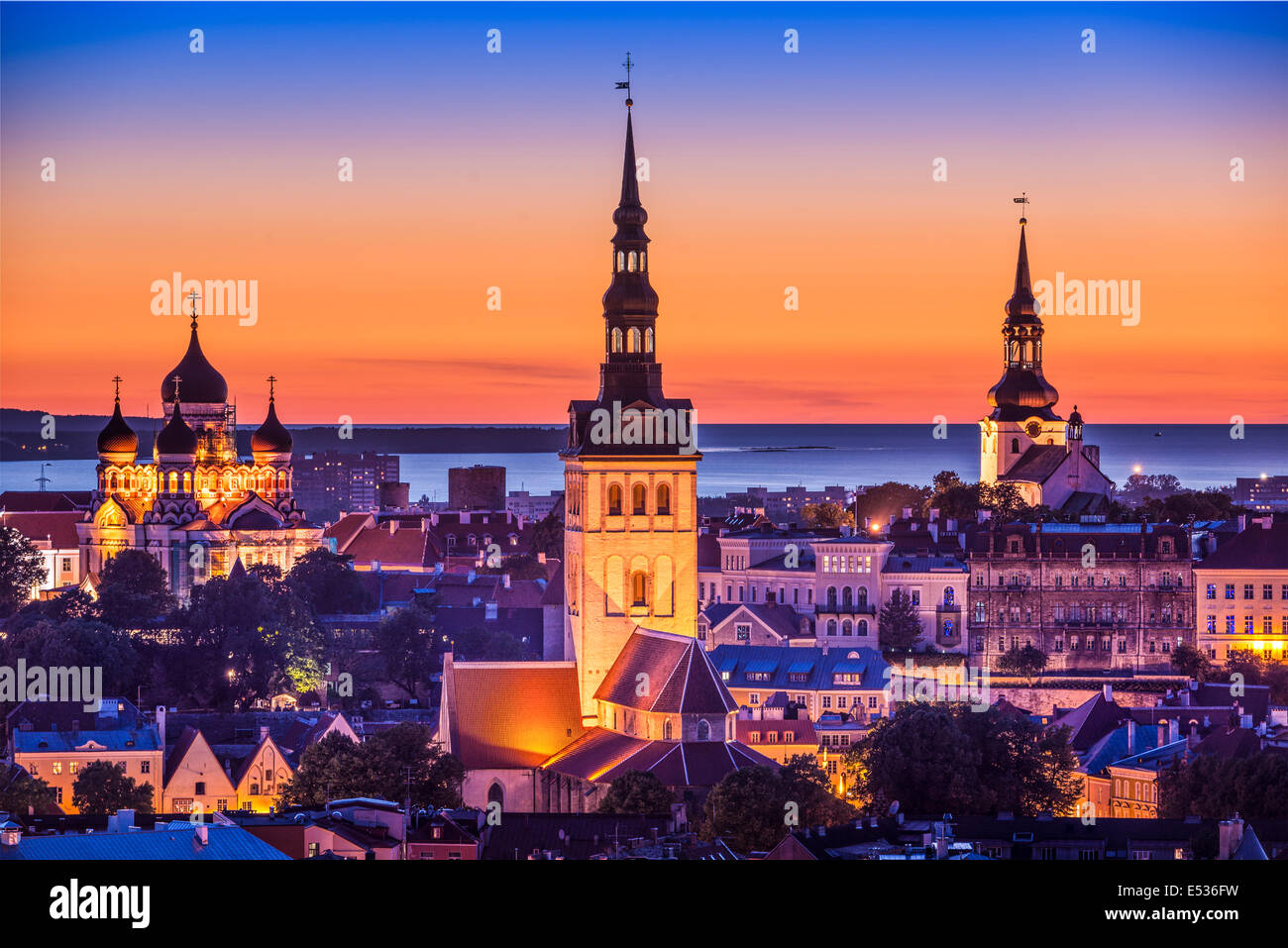 Tallinn, Estonie au coucher du soleil. Banque D'Images