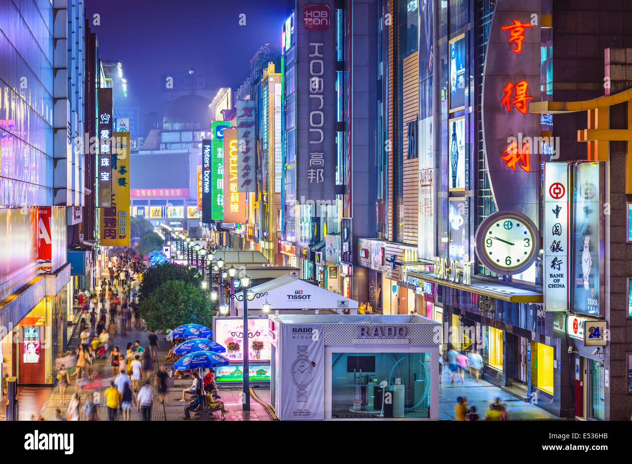 CHENGDU, CHINE - 2 juin 2014 : Train Station Street la nuit. Banque D'Images