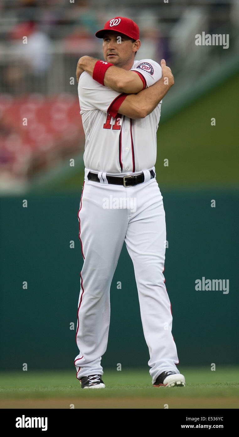 Washington, DC, USA. 18 juillet, 2014. Le voltigeur des Nationals de Washington Ryan Zimmerman (11) se réchauffe avant le début de leur match contre les Brewers de Milwaukee au Championnat National Park à Washington, D.C, le vendredi 18 juillet 2014. Credit : Harry E. Walker/ZUMA/Alamy Fil Live News Banque D'Images