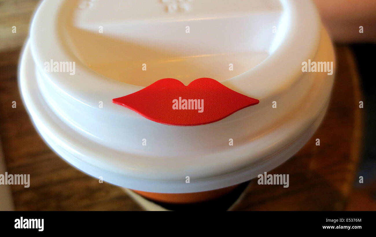 Une tasse de café avec un autocollant sur les lèvres de l'ouverture Banque D'Images