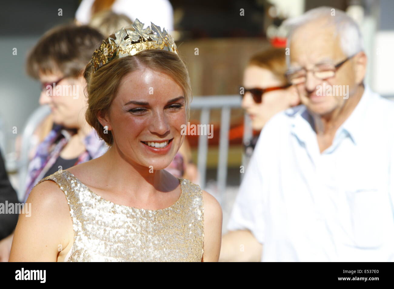 Worms, Allemagne. 18 juillet 2014. La reine du vin Rheinhessen Judith Dorst pose pour les caméras sur le tapis rouge. Des personnalités de la politique, sport et cinéma sont venus vers, de voir le premier ministre de la 13e Nibelungen-Festspiele. Le dernier festival sous directeur Dieter Wedel vu la performance de 'Hebbels Nibelungen - born this way" au pied de la cathédrale de Worms. Banque D'Images