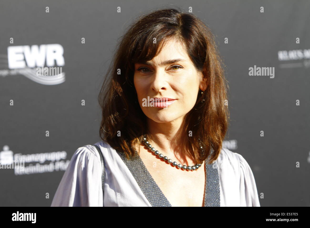 Worms, Allemagne. 18 juillet 2014. CLose-up de l'actrice allemande Maren Schumacher de rire sur le tapis rouge. Des personnalités de la politique, sport et cinéma sont venus vers, de voir le premier ministre de la 13e Nibelungen-Festspiele. Le dernier festival sous directeur Dieter Wedel vu la performance de 'Hebbels Nibelungen - born this way" au pied de la cathédrale de Worms. Banque D'Images