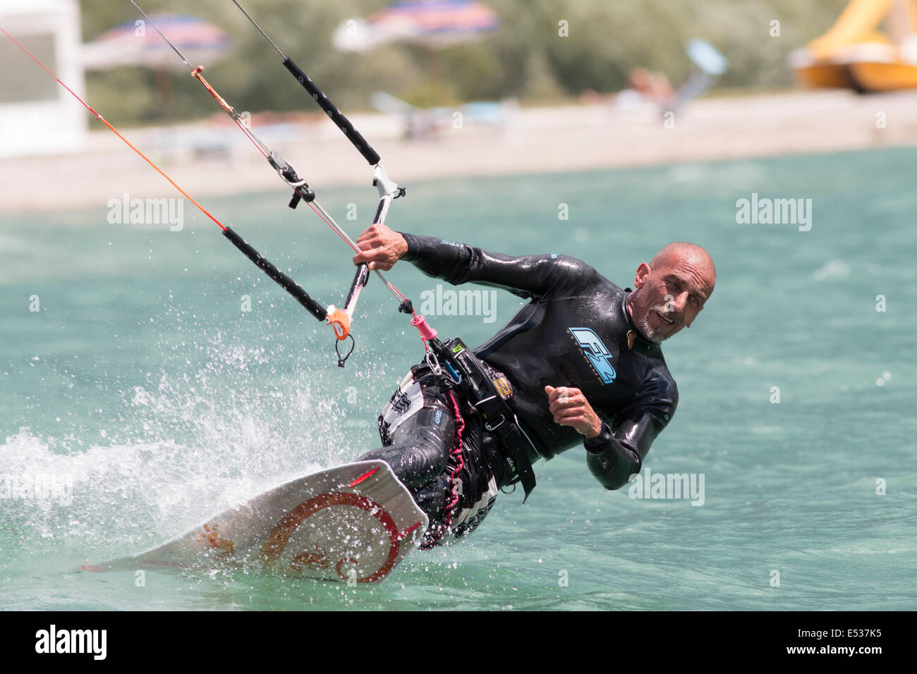 Lac DE SANTA CROCE, ITALIE - 12 juillet : kite-surfer professionnel démontrant sa capacité 2014, Juillet 12, 2014 Banque D'Images