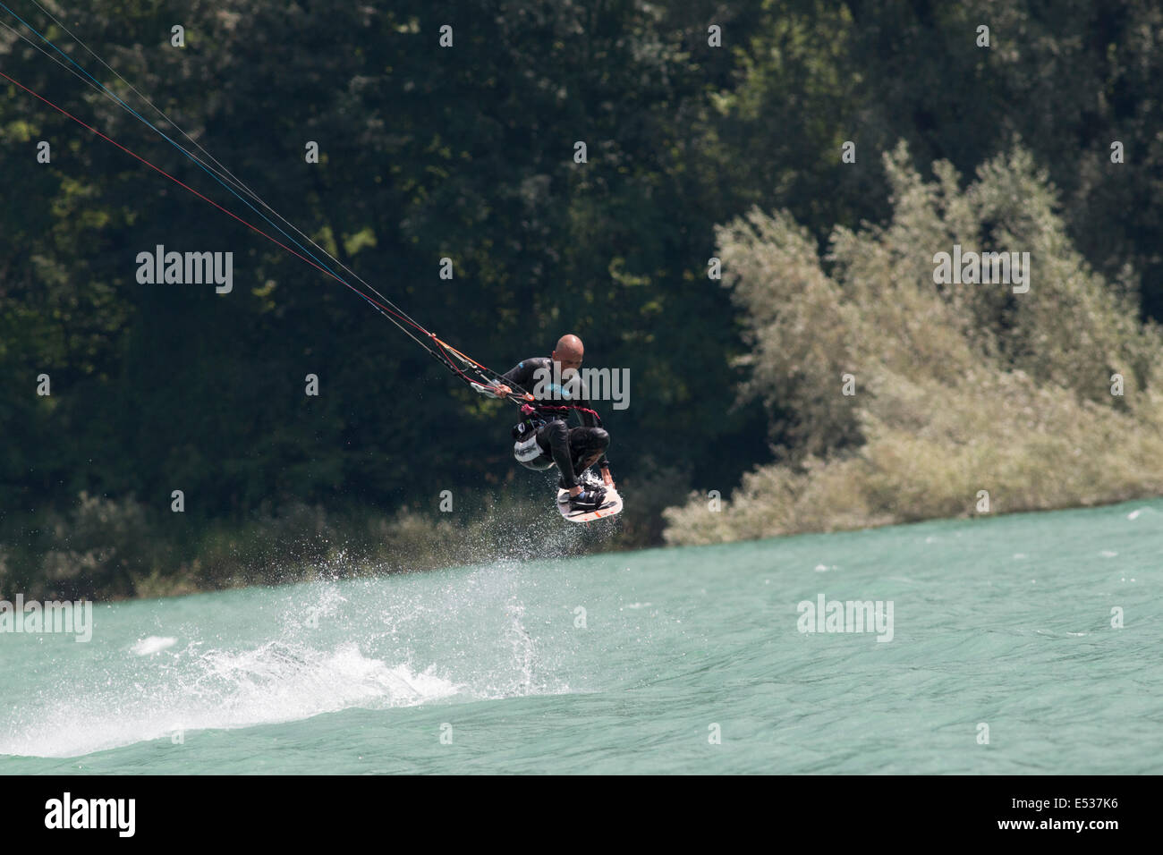 Lac DE SANTA CROCE, ITALIE - 12 juillet : kite-surfer professionnel démontrant sa capacité 2014, Juillet 12, 2014 Banque D'Images