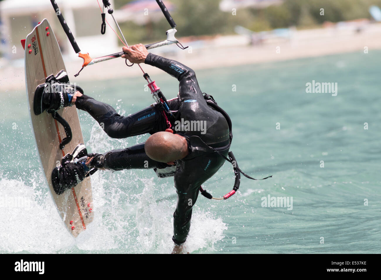 Lac DE SANTA CROCE, ITALIE - 12 juillet : kite-surfer professionnel démontrant sa capacité 2014, Juillet 12, 2014 Banque D'Images