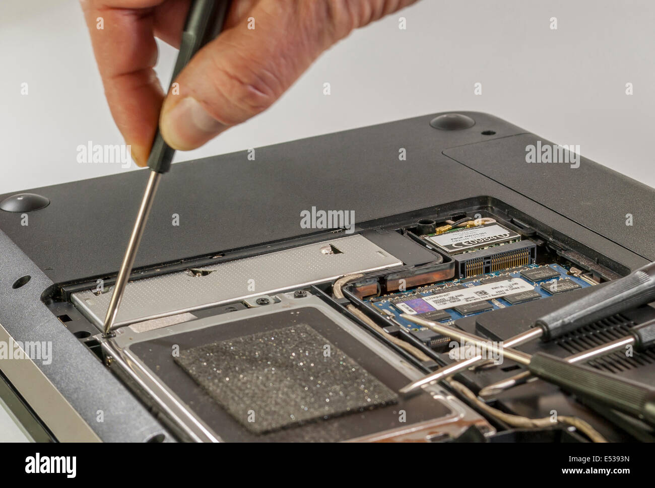 Man fixing computer ou ordinateur portable ou ordinateur portable avec crewdriver Banque D'Images