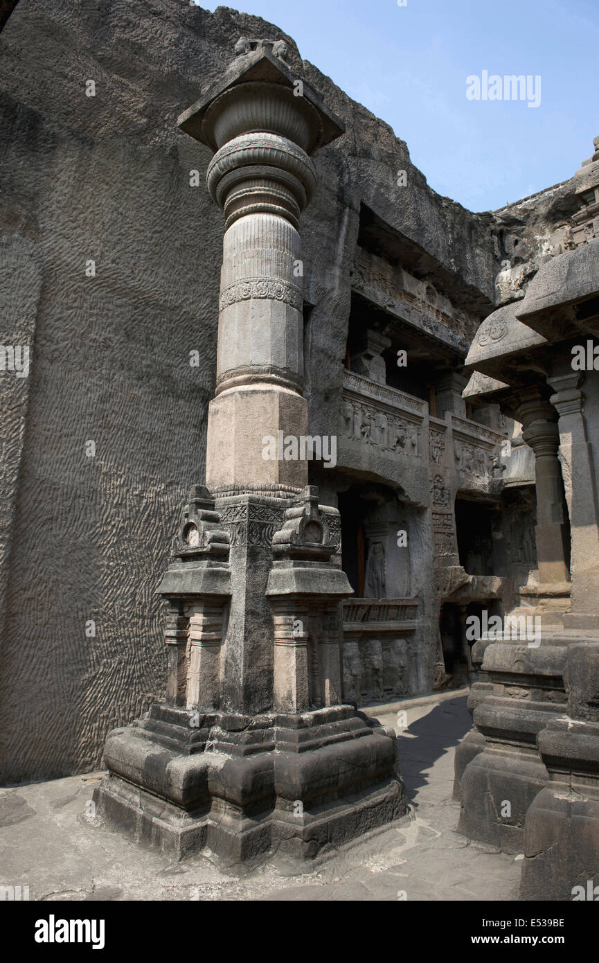 Cave 32 : dhavaja Stamba monolithique en cour, les grottes d'Ellora, Aurangabad, Maharashtra, Inde Banque D'Images