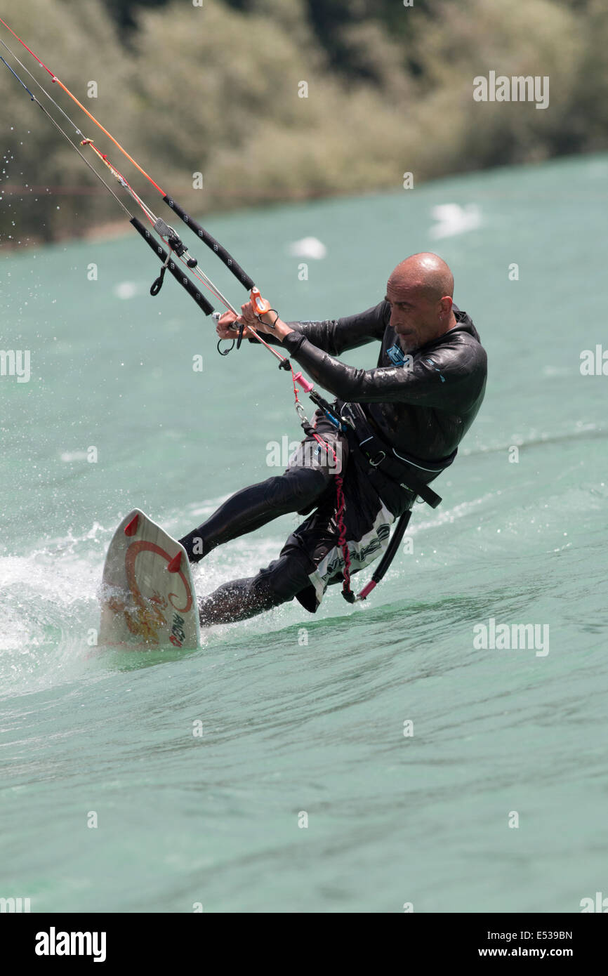 Lac DE SANTA CROCE, ITALIE - 12 juillet : kite-surfer professionnel démontrant sa capacité 2014, Juillet 12, 2014 Banque D'Images