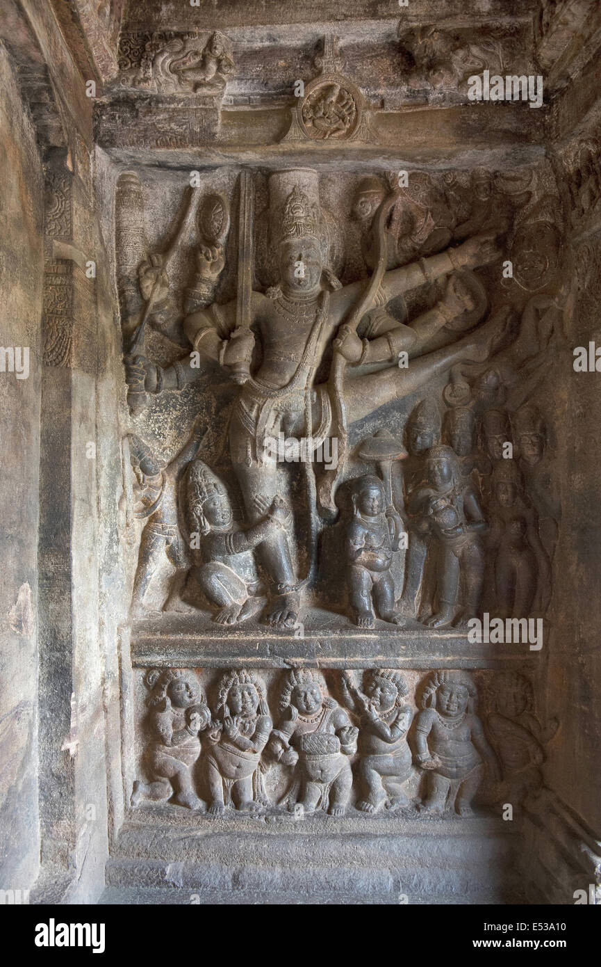 Cave 2 : Seigneur Vishnu comme Trivikarma. Badami Grottes, district de Bijapur, Karnataka, Inde Banque D'Images