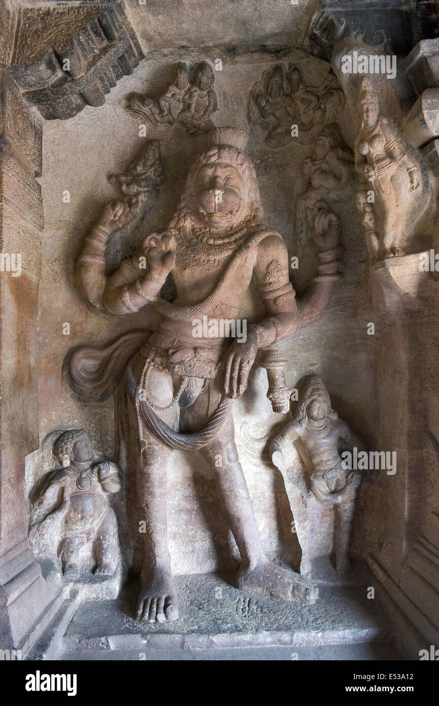 Cave 3 : Seigneur Vishnu comme Narasimha. Badami Grottes, district de Bijapur, Karnataka, Inde Banque D'Images