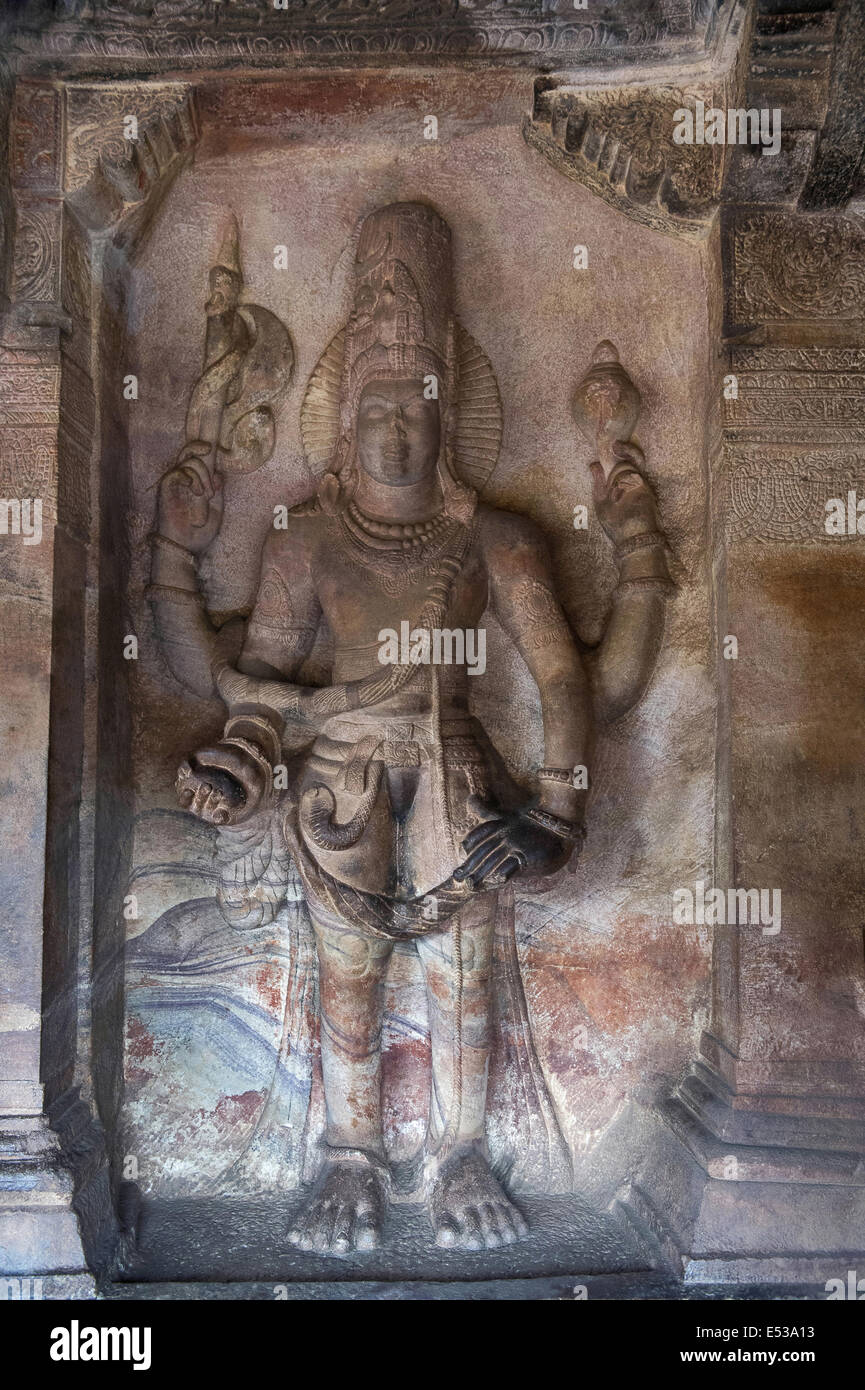 Cave : 3 figurine géante de 4 Vishnu armés. Badami Grottes, district de Bijapur, Karnataka, Inde Banque D'Images