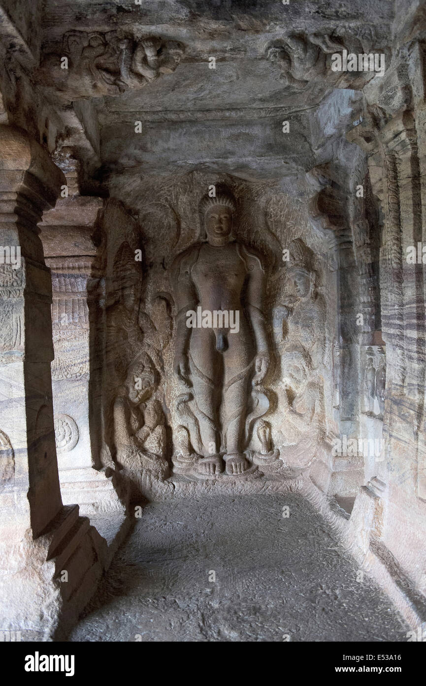 Grotte 4 : Sculpture de Bahubali. Jain temple. Badami Grottes, district de Bijapur, Karnataka, Inde Banque D'Images