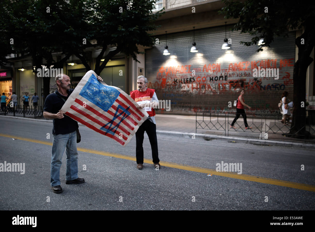 Thessalonique, Grèce. 18 juillet, 2014. Préparer les militants à brûler une imitation drapeau américain, avec une étoile de David peinte sur elle en face de l'ambassade des États-Unis à Thessalonique, Grèce le 18 juillet 2014. Credit : Konstantinos Tsakalidis/Alamy Live News Banque D'Images