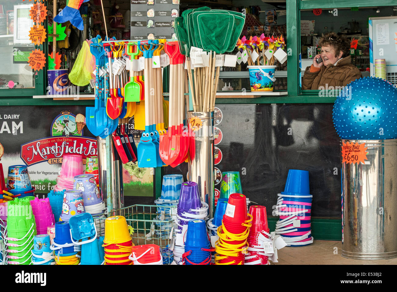 Cabine de plage vente de seaux, pelles et autres goodies de plage durant les vacances d'été sur l'île de Barry dans le sud du Pays de Galles, Royaume-Uni Banque D'Images