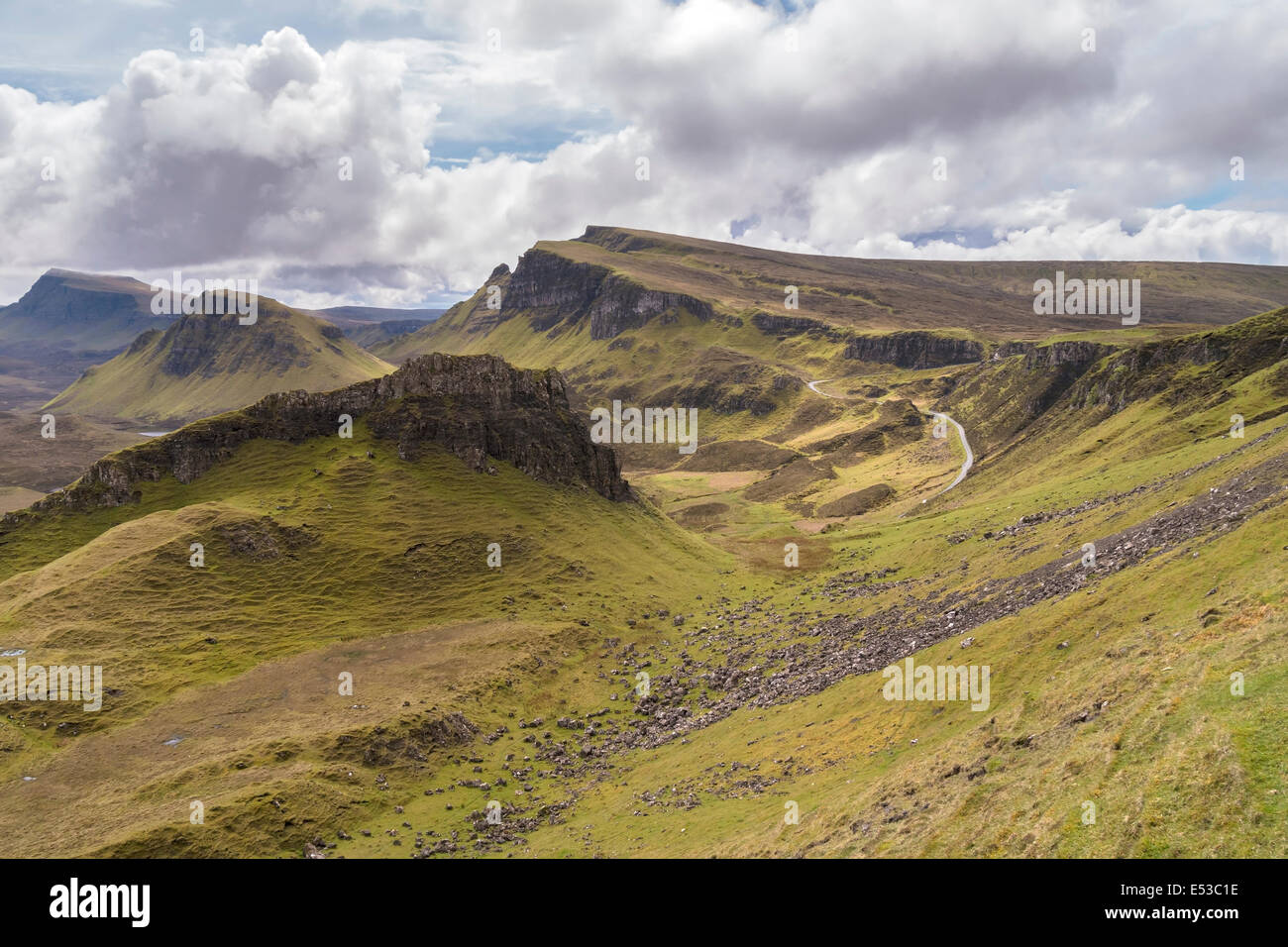 Vue depuis le sud le long de Trotternish Quiraing à la crête, île de Skye, Écosse, Royaume-Uni Banque D'Images