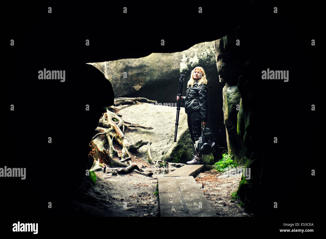 Jeune fille perdue dans le labyrinthe Banque D'Images