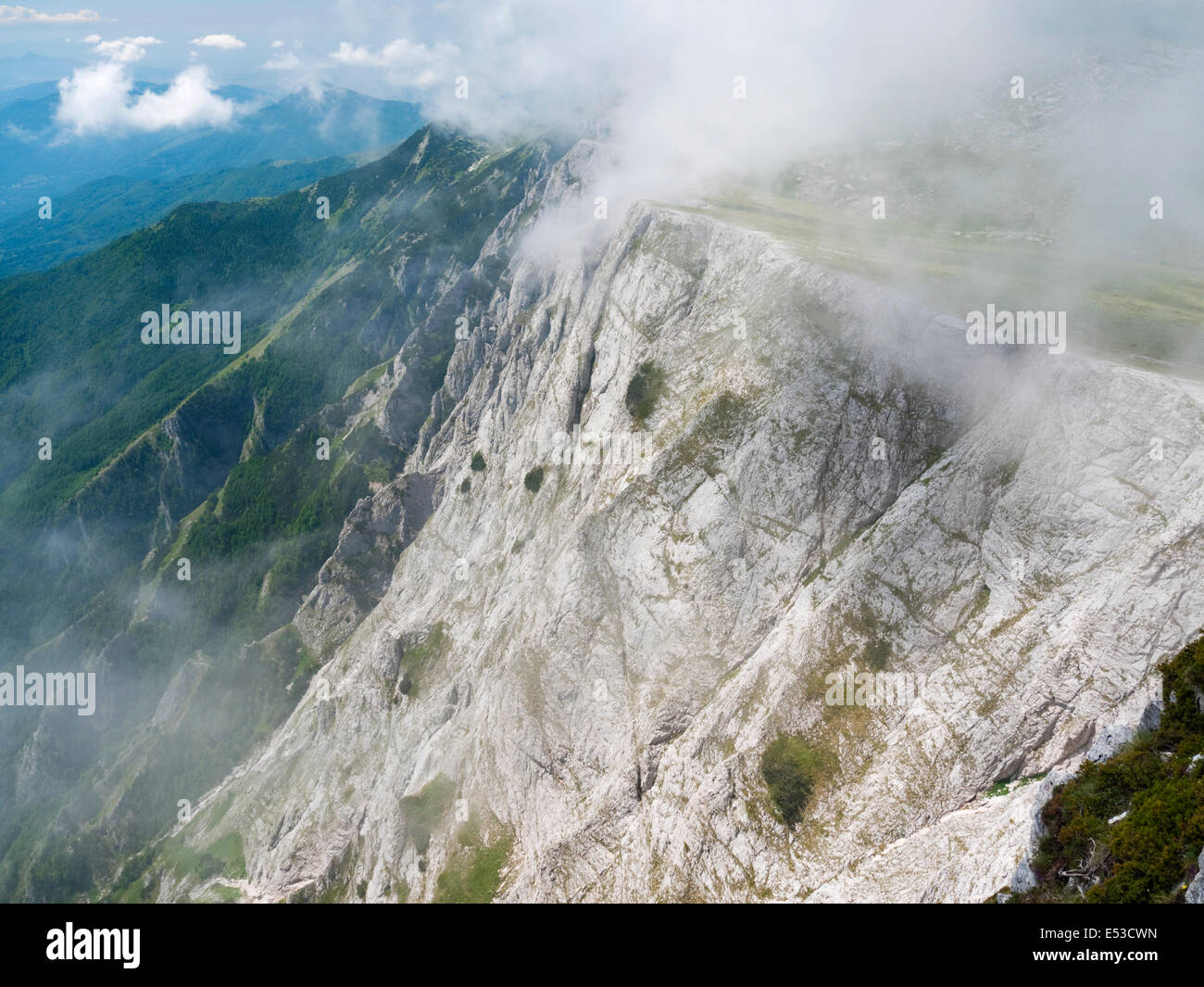 Nuage caractéristique principale dans la falaise est de Solunska Glava (2540m), massif de Jakupica, République de Macédoine Banque D'Images