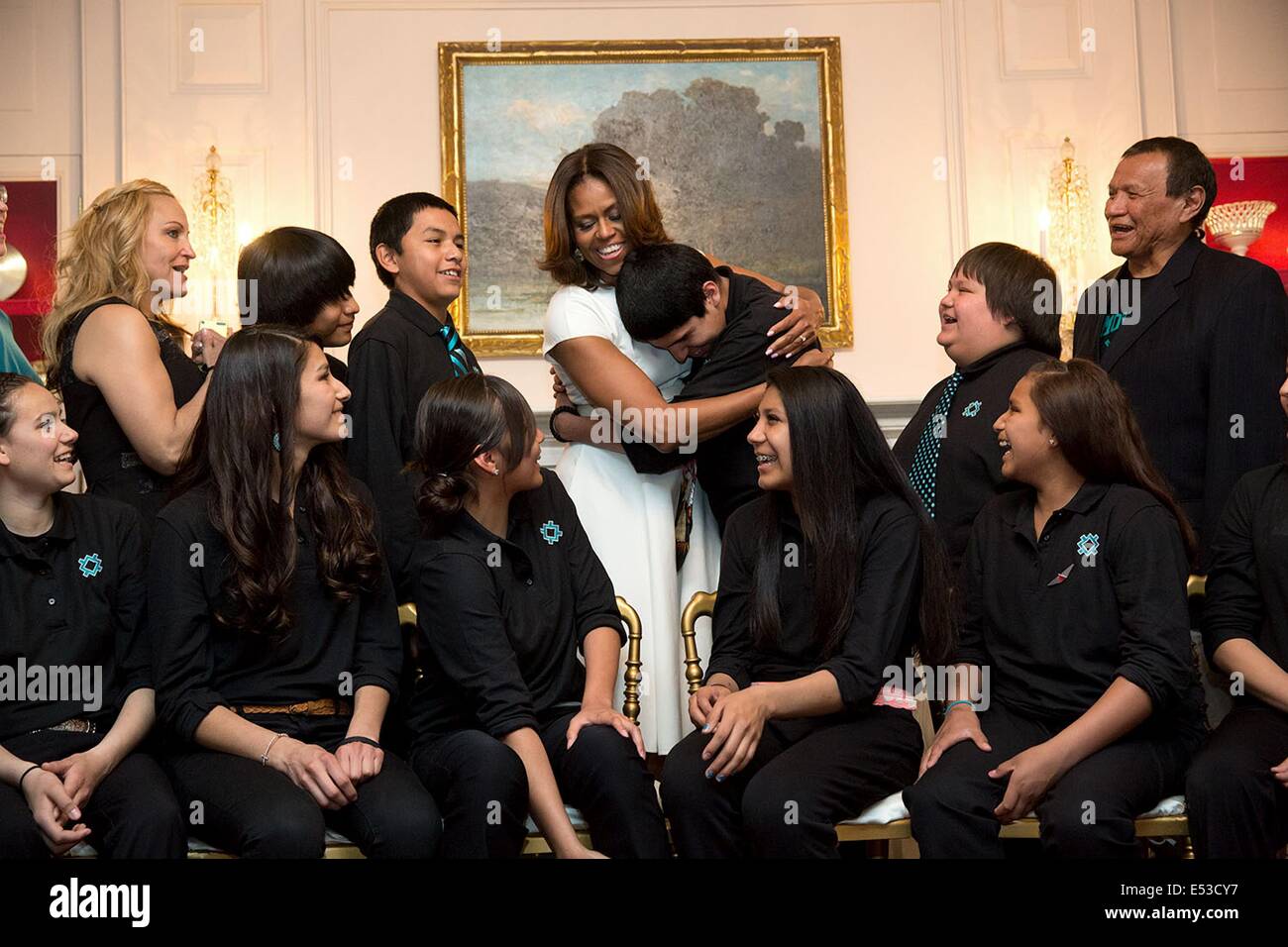 Première Dame Michelle Obama embrasse un étudiant de Lame Deer Junior High School lors d'une photo de groupe avant la Maison Blanche Talent Show a organisé, avec le Comité du président sur les arts et les sciences humaines dans la Chine Prix de la Maison Blanche le 20 mai 2014 à Washington, DC. Banque D'Images