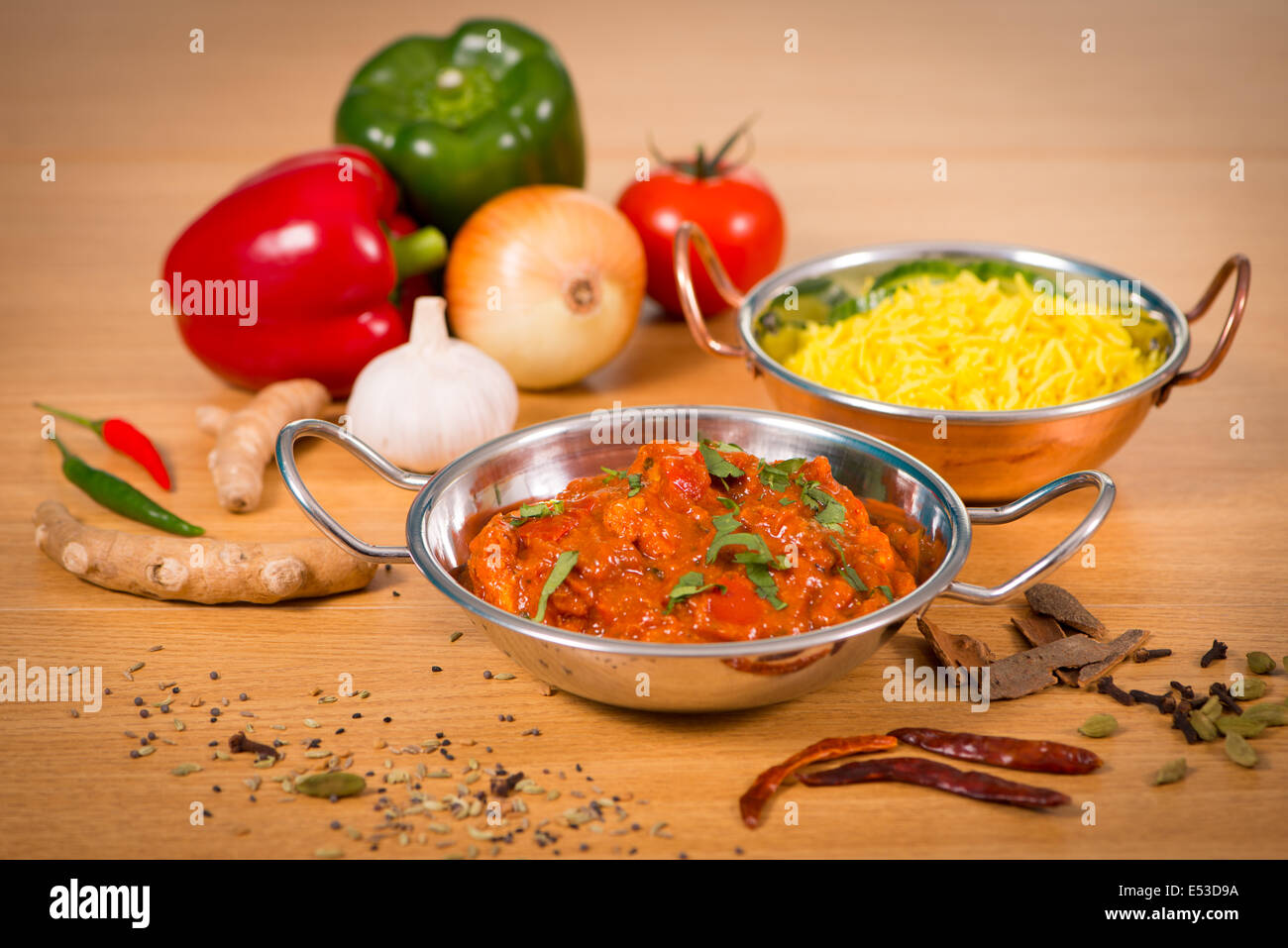 La nourriture indienne curry balti poulet jalfrezi en plat de légumes ensemble de décoration Banque D'Images