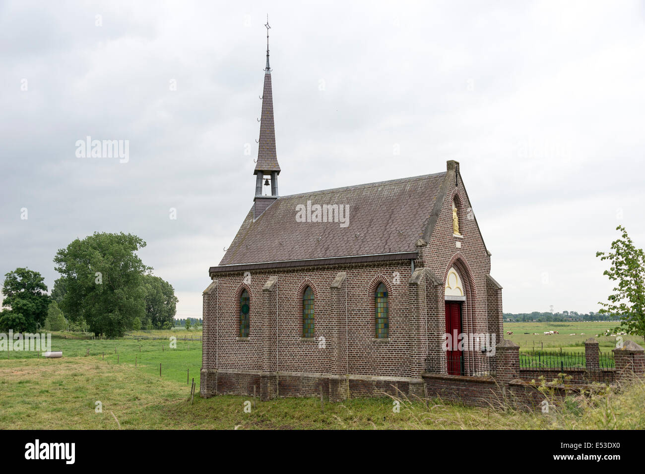 Église dans le champ près du village ohe et laak une ville néerlandaise Banque D'Images
