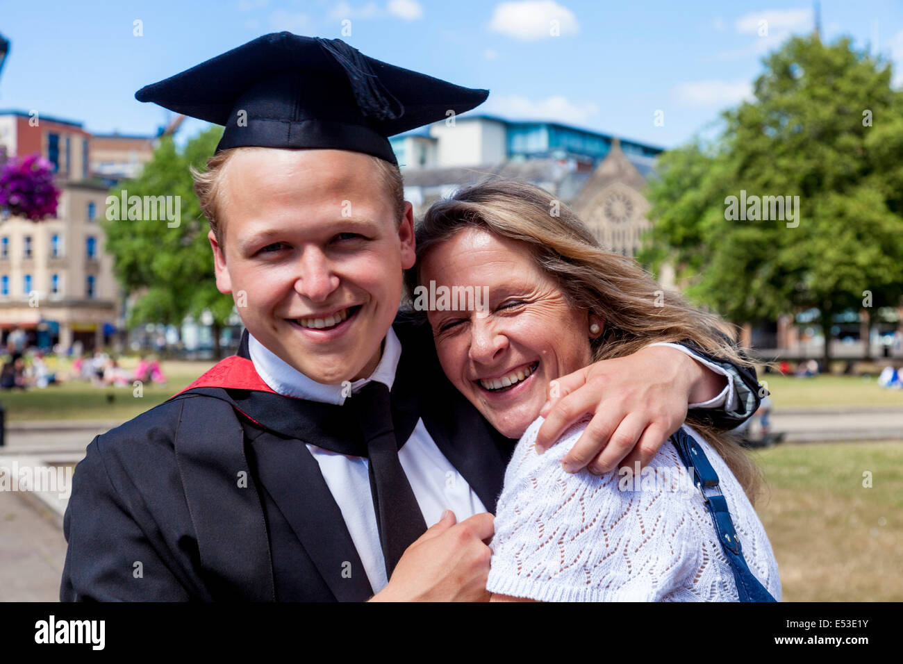 Une Fière mère et son fils, diplômé de l'Université de l'ouest de l'Angleterre (UWE) Degré Cérémonie, Bristol, Angleterre Banque D'Images