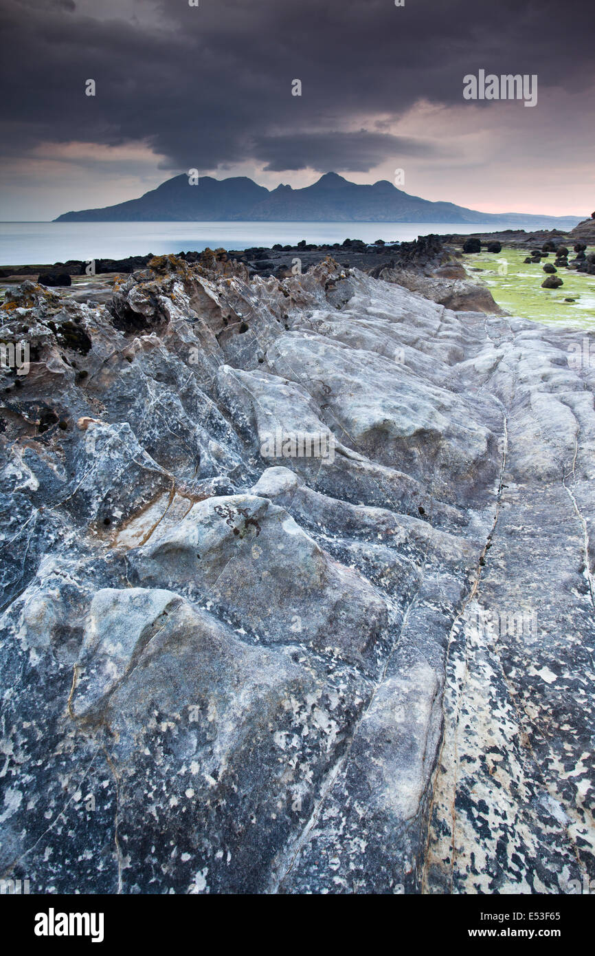Géologie spectaculaire à Liag Bay, à l'île de Eigg, avec vue sur l'île de Rum, petites îles, les Hébrides intérieures, Ecosse, Royaume-Uni Banque D'Images