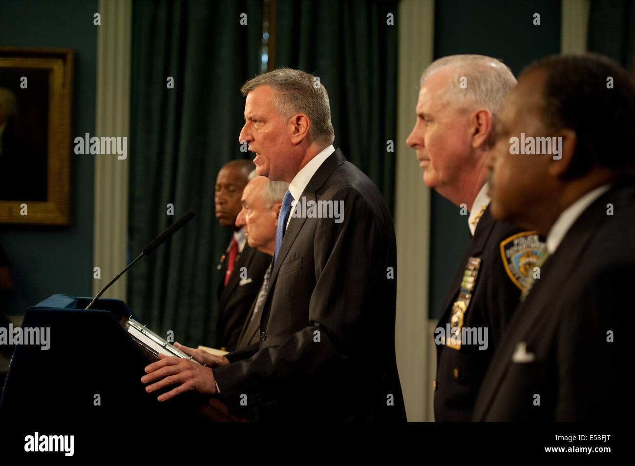 Manhattan, New York, USA. 18 juillet, 2014. ZACHARY CARTER (à gauche), Chef par intérim du Département ROBERT BOYCE (2e à partir de la droite) et le maire adjoint, BEN TUCKER (droite) regardent le maire BILL DE BLASIO et commissaire de police William Bratton, discuter de la mort d'Eric Garner, 43, 18 juillet, 2014. Credit : Bryan Smith/ZUMA/Alamy Fil Live News Banque D'Images