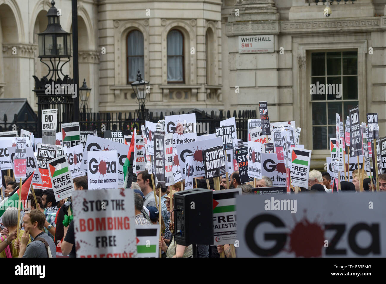 Gaza manifestation nationale le 19/07/2014 à Downing Street, Londres. La manifestation assemblés à Downing Street à la mi-journée avant de marcher vers l'ambassade d'Israël pour protester contre le bombardement de Gazza. Photo par Julie Edwards Banque D'Images