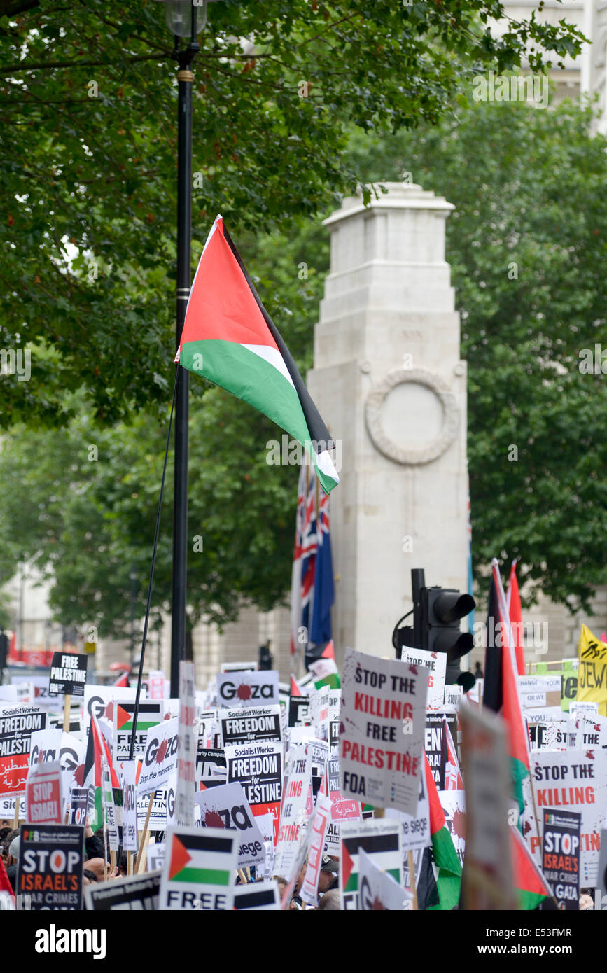 Gaza manifestation nationale le 19/07/2014 à Downing Street, Londres. La manifestation assemblés à Downing Street à la mi-journée avant de marcher vers l'ambassade d'Israël pour protester contre le bombardement de Gazza. Photo par Julie Edwards Banque D'Images