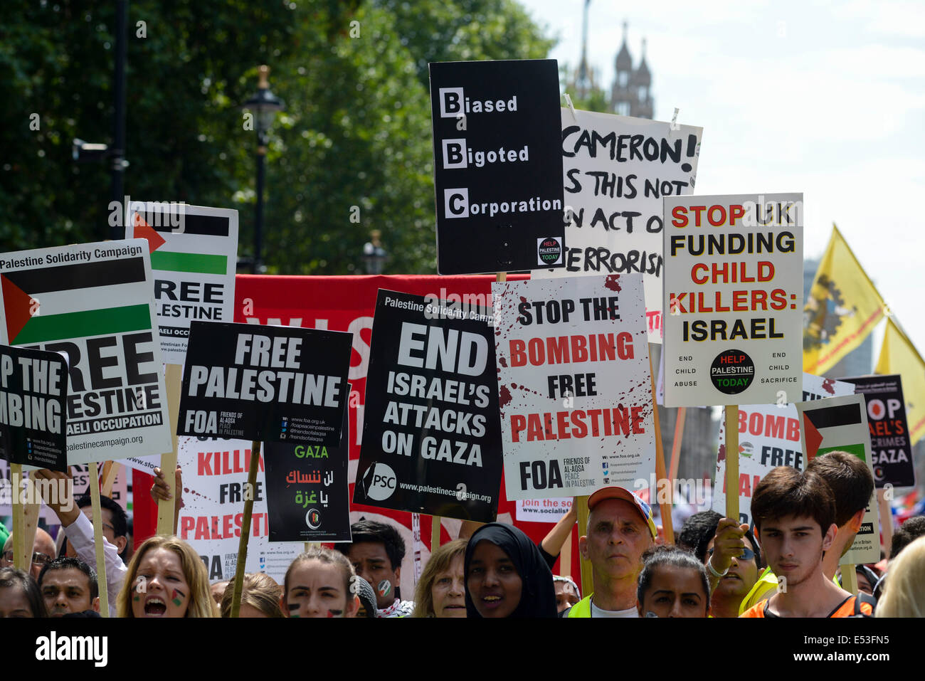 Gaza manifestation nationale le 19/07/2014 à Downing Street, Londres. La manifestation assemblés à Downing Street à la mi-journée avant de marcher vers l'ambassade d'Israël pour protester contre le bombardement de Gazza. Photo par Julie Edwards Banque D'Images