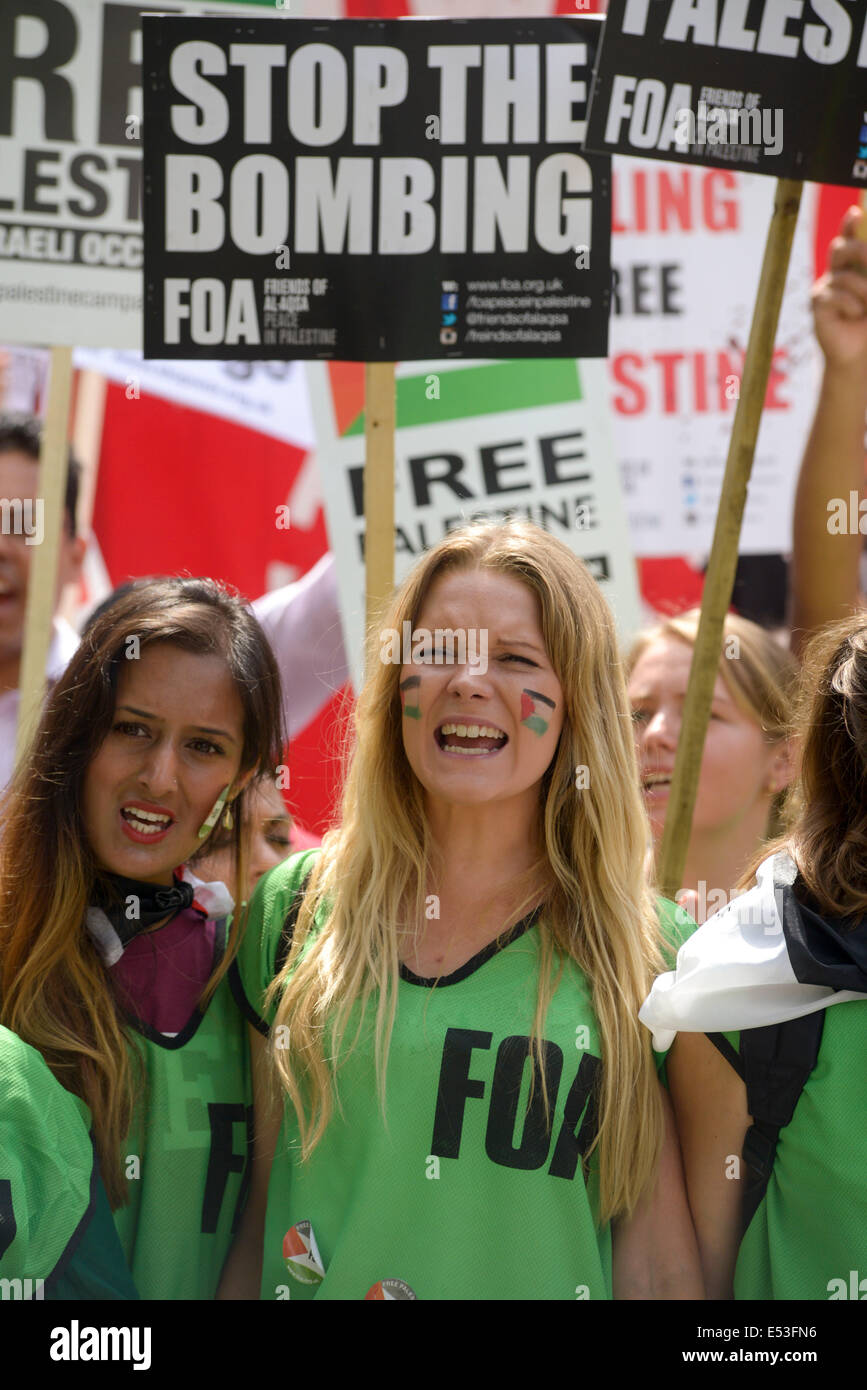 Gaza manifestation nationale le 19/07/2014 à Downing Street, Londres. La manifestation assemblés à Downing Street à la mi-journée avant de marcher vers l'ambassade d'Israël pour protester contre le bombardement de Gazza. Photo par Julie Edwards Banque D'Images