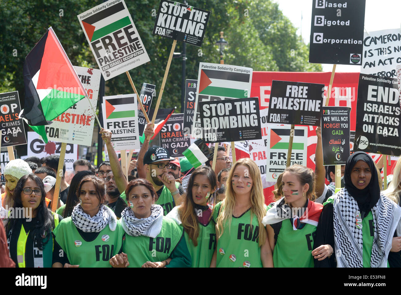 Gaza manifestation nationale le 19/07/2014 à Downing Street, Londres. La manifestation assemblés à Downing Street à la mi-journée avant de marcher vers l'ambassade d'Israël pour protester contre le bombardement de Gazza. Photo par Julie Edwards Banque D'Images