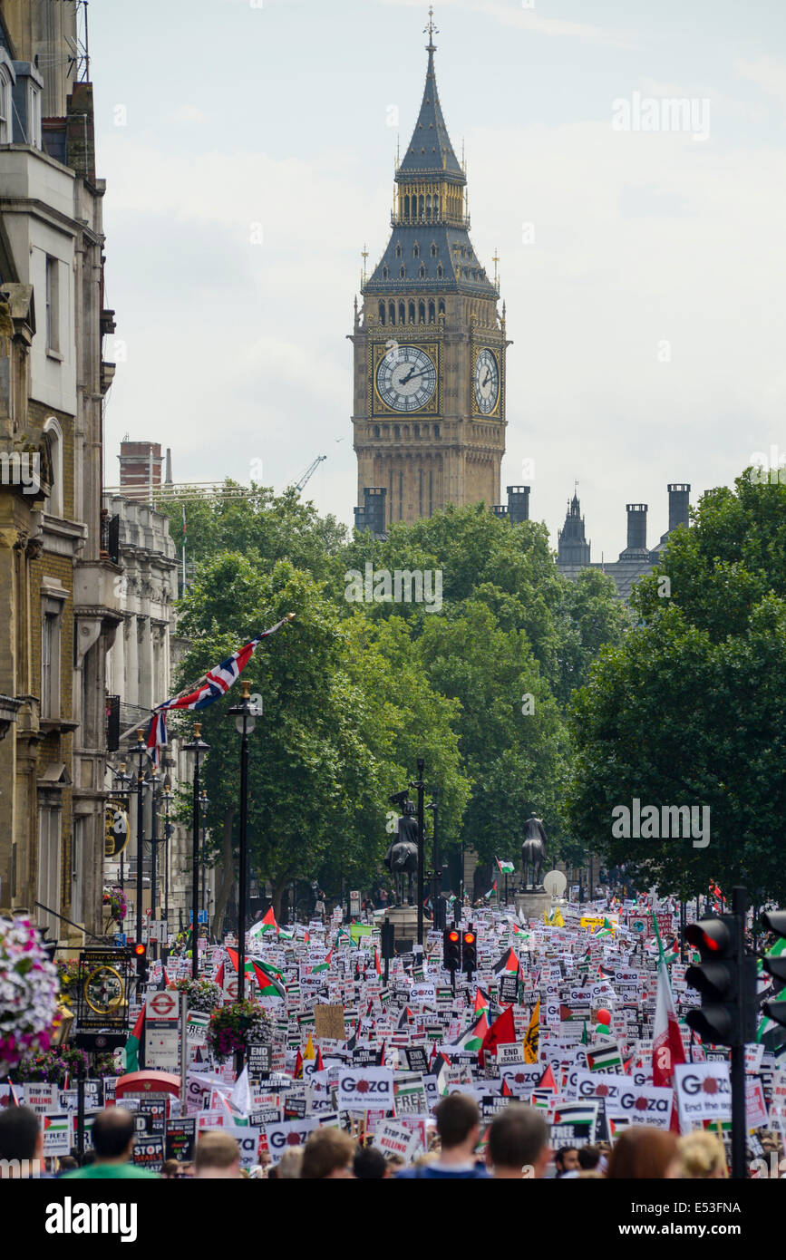 Gaza manifestation nationale le 19/07/2014 à Downing Street, Londres. La manifestation assemblés à Downing Street à la mi-journée avant de marcher vers l'ambassade d'Israël pour protester contre le bombardement de Gazza. Photo par Julie Edwards Banque D'Images