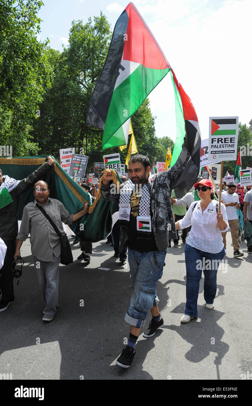 Gaza manifestation nationale le 19/07/2014 à Downing Street, Londres. La manifestation assemblés à Downing Street à la mi-journée avant de marcher vers l'ambassade d'Israël pour protester contre le bombardement de Gazza. Photo par Julie Edwards Banque D'Images