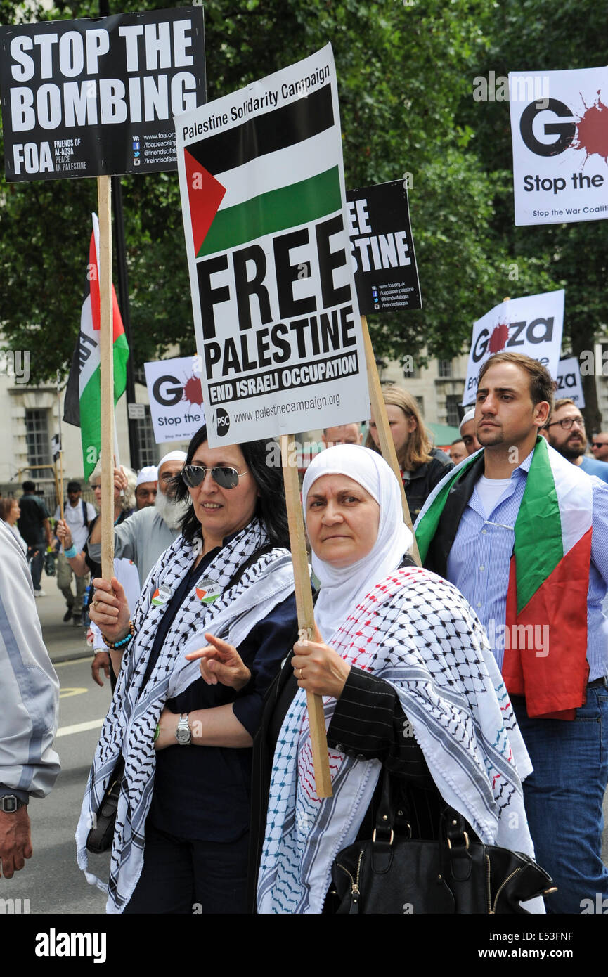 Gaza manifestation nationale le 19/07/2014 à Downing Street, Londres. La manifestation assemblés à Downing Street à la mi-journée avant de marcher vers l'ambassade d'Israël pour protester contre le bombardement de Gazza. Photo par Julie Edwards Banque D'Images