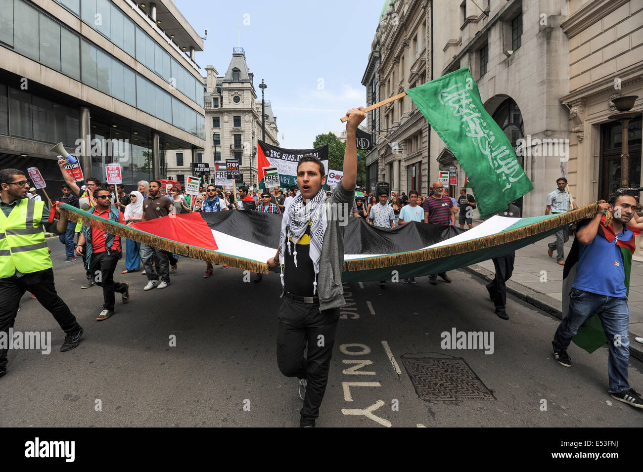 Gaza manifestation nationale le 19/07/2014 à Downing Street, Londres. La manifestation assemblés à Downing Street à la mi-journée avant de marcher vers l'ambassade d'Israël pour protester contre le bombardement de Gazza. Photo par Julie Edwards Banque D'Images
