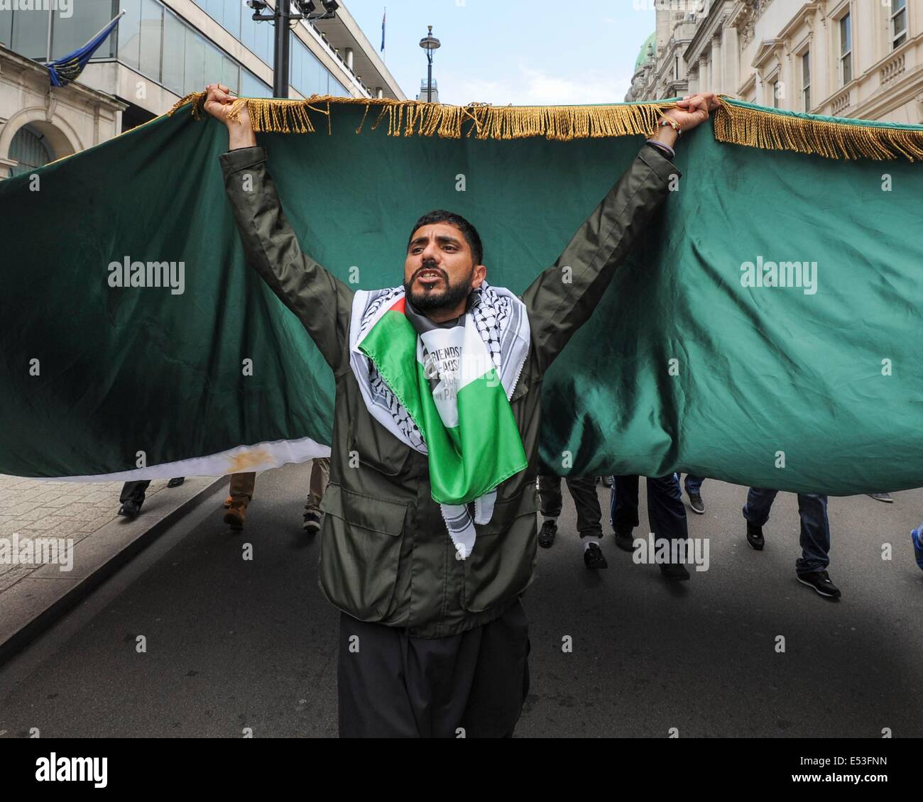 Gaza manifestation nationale le 19/07/2014 à Downing Street, Londres. La manifestation assemblés à Downing Street à la mi-journée avant de marcher vers l'ambassade d'Israël pour protester contre le bombardement de Gazza. Photo par Julie Edwards Banque D'Images