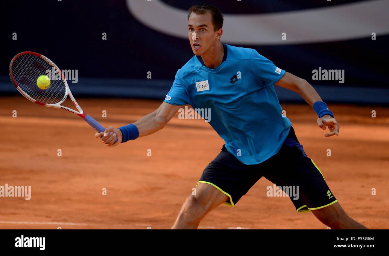 Hambourg, Allemagne. 18 juillet, 2014. La République Tchèque Lukas Rosol renvoie la balle en quart de finale contre de commentaires de l'Allemagne à l'ATP de Bet-at-home tournoi de tennis Open Championships : Action Crédit Plus Sport/Alamy Live News Banque D'Images