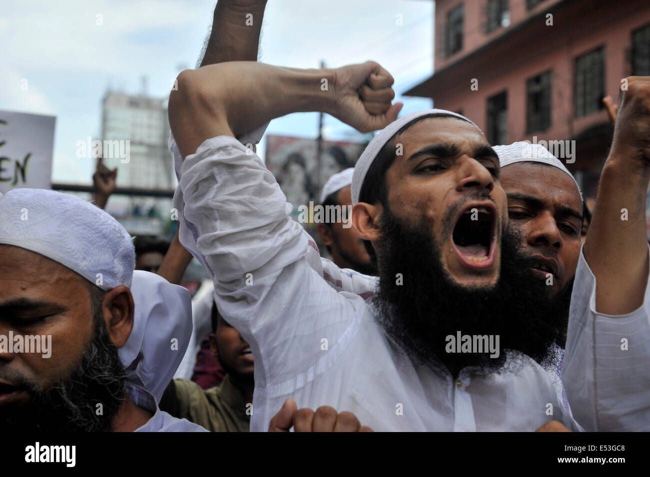 Les gens prennent des manifestations de masse après la prière du vendredi ou des Jummas, contre l'attaque israélienne sur Gaza en face de la mosquée Baitul Mukarram à Dhaka. Les manifestants sont de divers partis politiques islamiques condamnant le silence de l'ONU le martèlement continu' d'Israël à Gaza, et exige maintenant de créer des Nations Unies islamique. Credit : Mohammad Asad/Pacific Press/Alamy Live News Banque D'Images