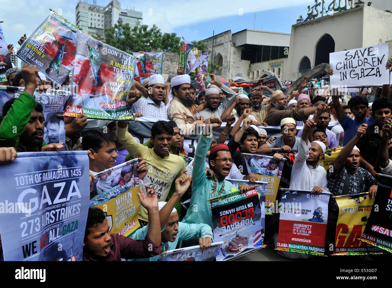 Les gens prennent des manifestations de masse après la prière du vendredi ou des Jummas, contre l'attaque israélienne sur Gaza en face de la mosquée Baitul Mukarram à Dhaka. Les manifestants sont de divers partis politiques islamiques condamnant le silence de l'ONU le martèlement continu' d'Israël à Gaza, et exige maintenant de créer des Nations Unies islamique. Credit : Mohammad Asad/Pacific Press/Alamy Live News Banque D'Images