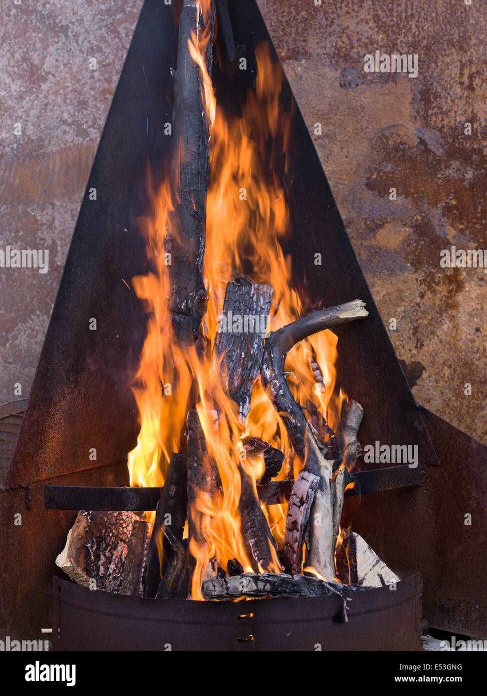 fer en métal cheminée cheminée place barbecue de jardin brûlée de bois chaud gravure Banque D'Images
