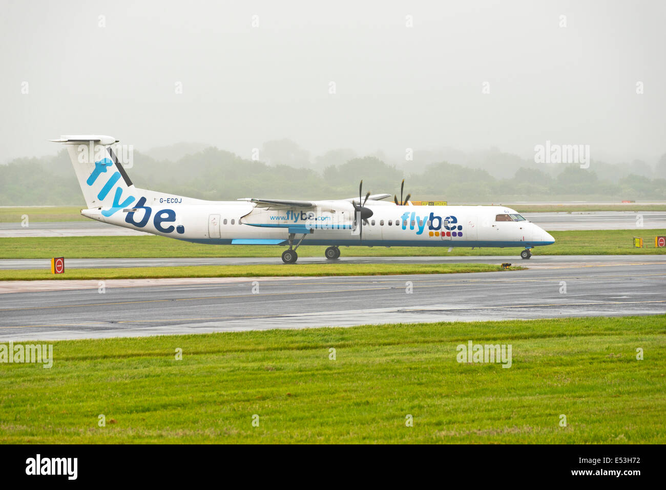 L'aéroport de Manchester en pluie et brouillard arrivées et départs Banque D'Images